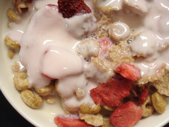 Strawberry kefir with cereal